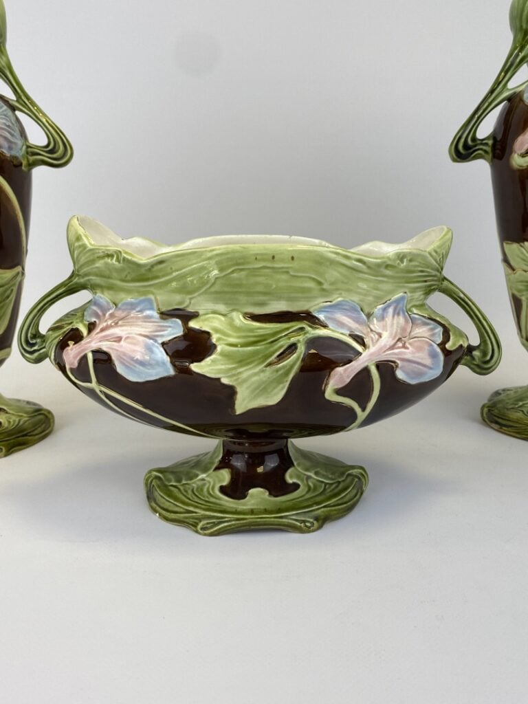 Garniture de cheminée en barbotine polychrome et filets or - Circa 1900 - H: 30…