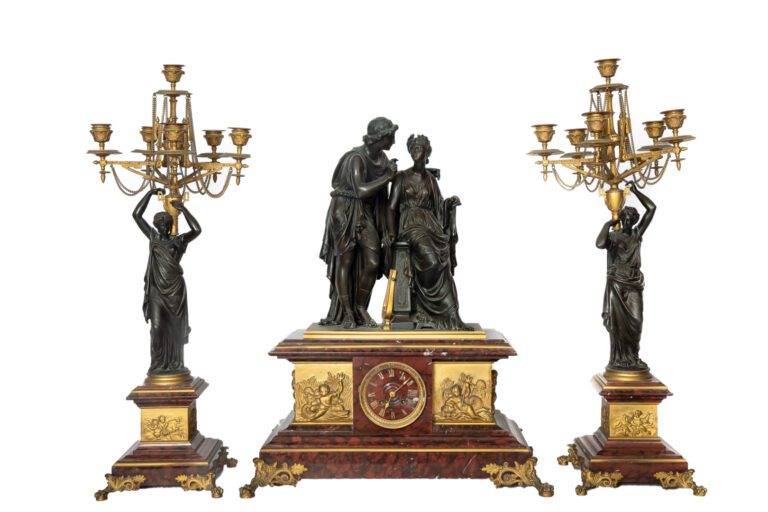 Garniture de cheminée en marbre griotte et bronze doré, comprennant une pendule…