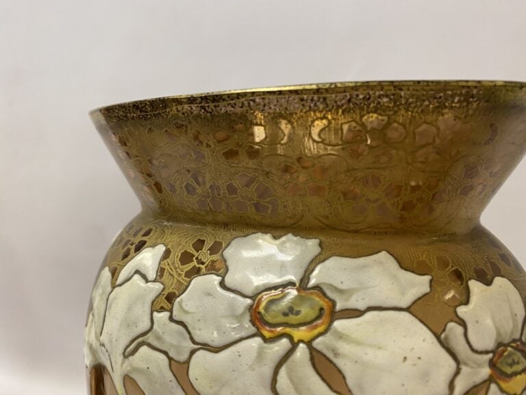 Garniture en verre à fond rose et à décor émaillé d'iris, comprenant deux vases…