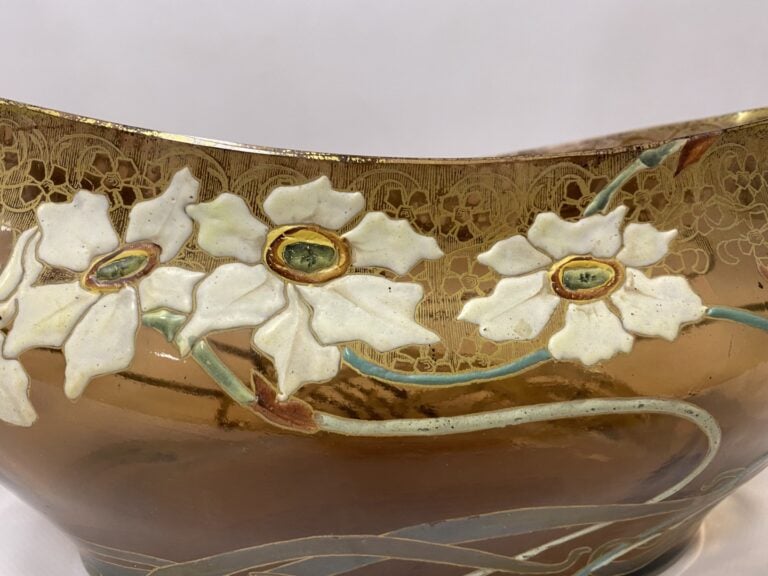 Garniture en verre à fond rose et à décor émaillé d'iris, comprenant deux vases…