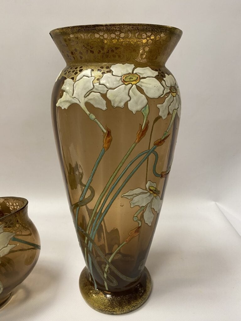 Garniture en verre à fond rose et à décor émaillé d'iris, comprenant deux vases…