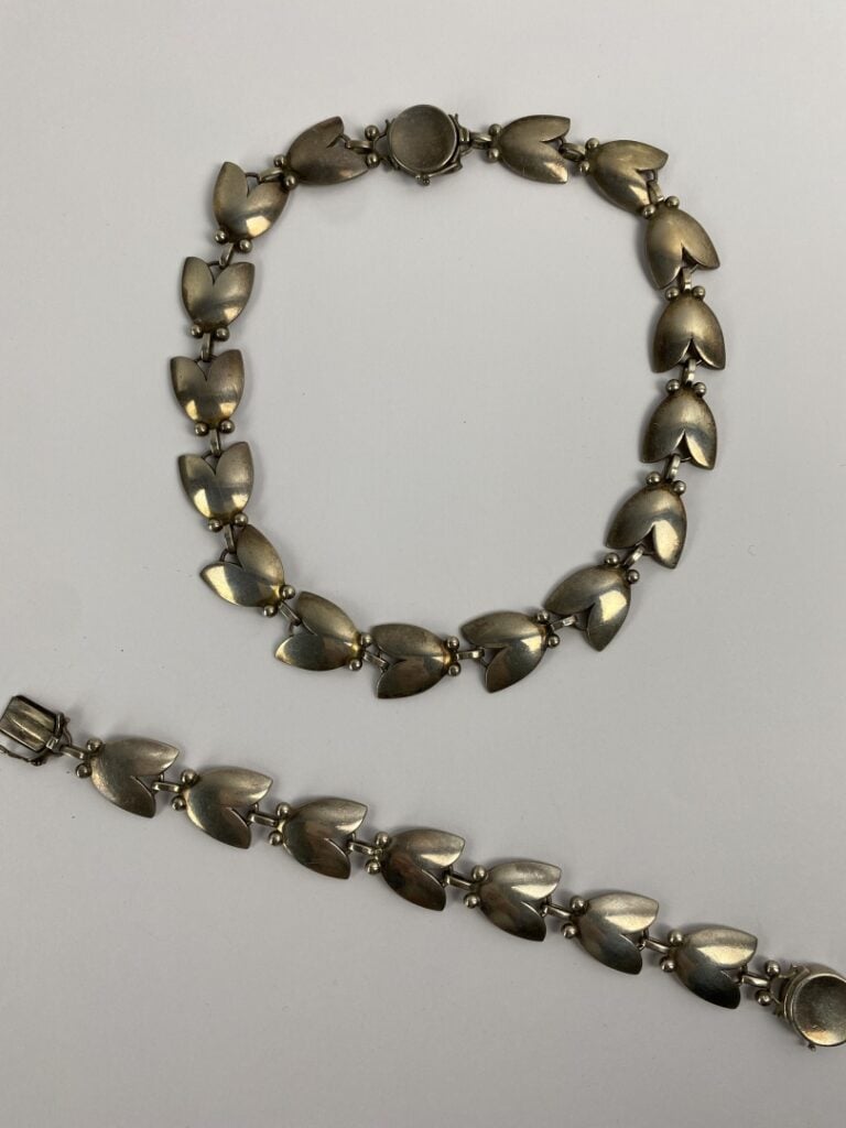 Georg JENSEN, Denmark - Demi-parure en argent (925) comprenant un collier et un…