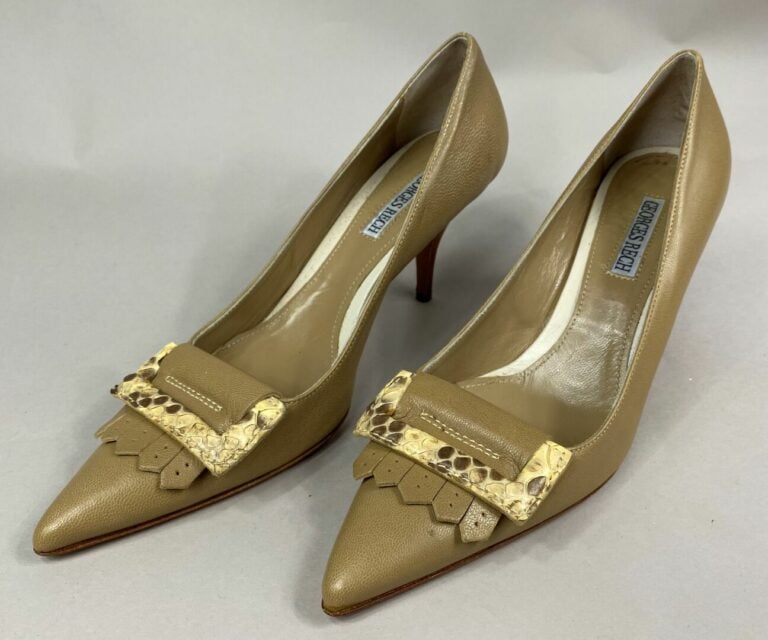 Georges RECH - Paire d'escarpins en cuir taupe à bout pointu orné d'une boucle…