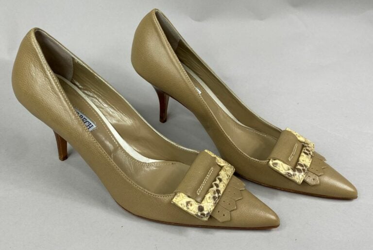 Georges RECH - Paire d'escarpins en cuir taupe à bout pointu orné d'une boucle…