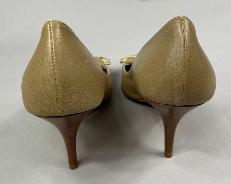 Georges RECH - Paire d'escarpins en cuir taupe à bout pointu orné d'une boucle…