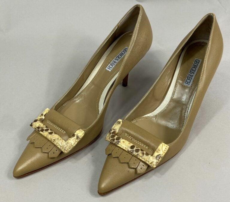 Georges RECH - Paire d'escarpins en cuir taupe à bout pointu orné d'une boucle…