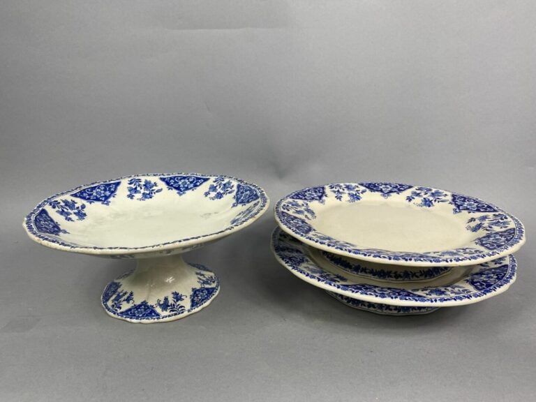 GIEN - Partie de service de table en faïence fine à décor en bleu et blanc de f…