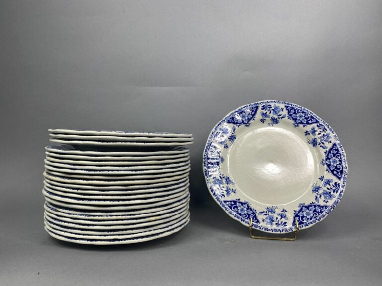 GIEN - Partie de service de table en faïence fine à décor en bleu et blanc de f…
