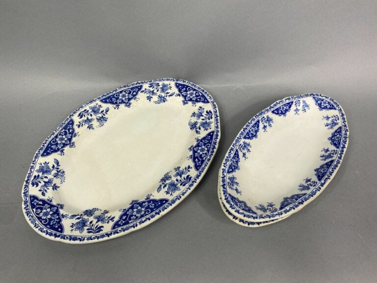 GIEN - Partie de service de table en faïence fine à décor en bleu et blanc de f…