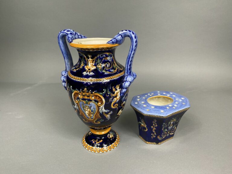 GIEN - Vase de forme Médicis en faïence polychrome, modèle Renaissance, anses e…