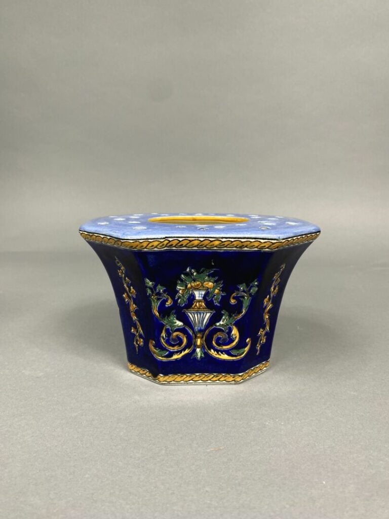 GIEN - Vase de forme Médicis en faïence polychrome, modèle Renaissance, anses e…