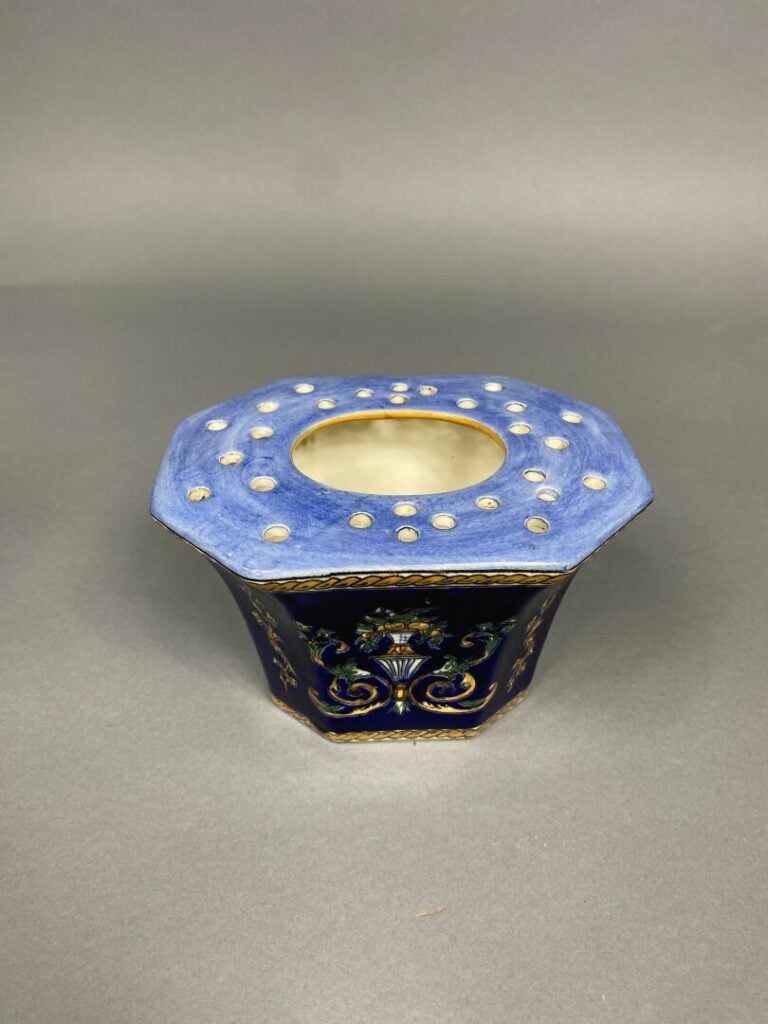 GIEN - Vase de forme Médicis en faïence polychrome, modèle Renaissance, anses e…