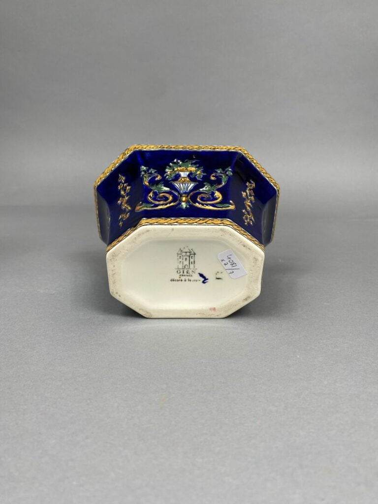 GIEN - Vase de forme Médicis en faïence polychrome, modèle Renaissance, anses e…
