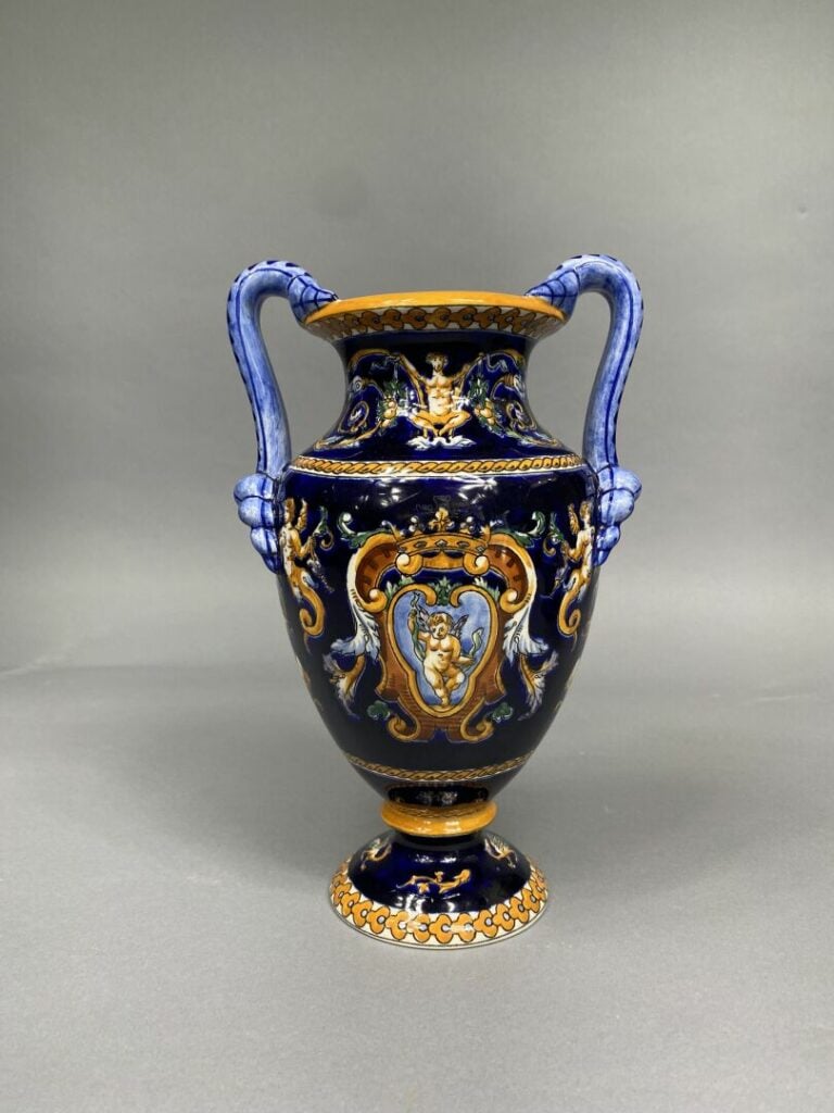 GIEN - Vase de forme Médicis en faïence polychrome, modèle Renaissance, anses e…