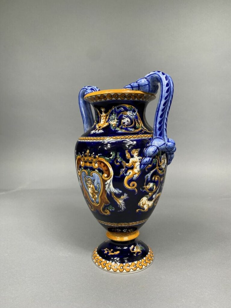 GIEN - Vase de forme Médicis en faïence polychrome, modèle Renaissance, anses e…