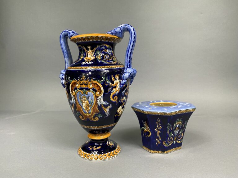 GIEN - Vase de forme Médicis en faïence polychrome, modèle Renaissance, anses e…