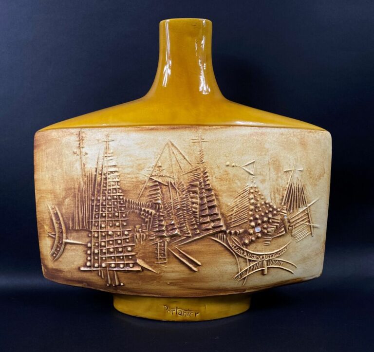 Gilbert PORTANIER (XXe siècle) - Vase en céramique émaillée ocre à décor de mot…