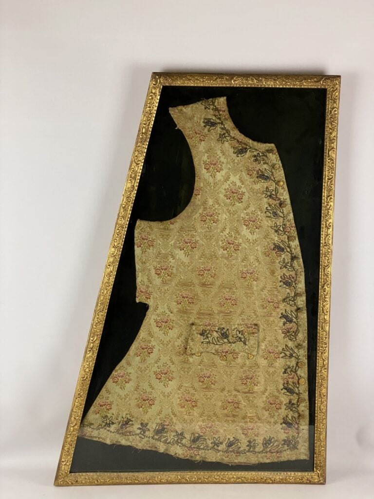 Gilet d'homme à décor de broderie de fleurs et cannetille, XVIIIème siècle - En…