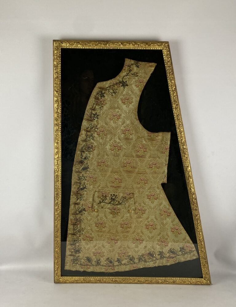 Gilet d'homme à décor de broderie de fleurs et cannetille, XVIIIème siècle - En…
