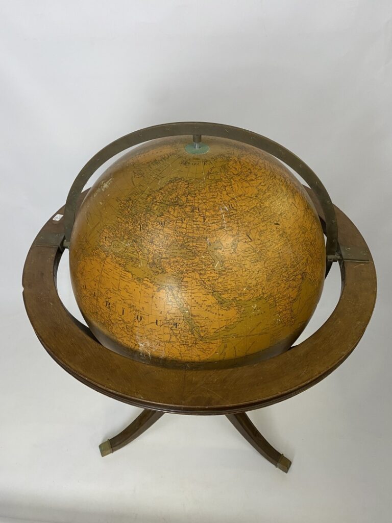 GIRARD, BARRERE & THOMAS, Paris - Globe terrestre en composition (restauration)…