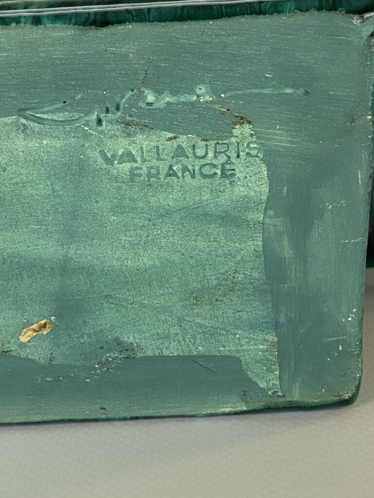 Giraud Vallauris. - Paire de chandeliers en faïence à engobe verte à deux bras…