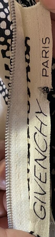 GIVENCHY - Robe à manches ballons ¾ à empiècement en V ; Double jupon en tulle …