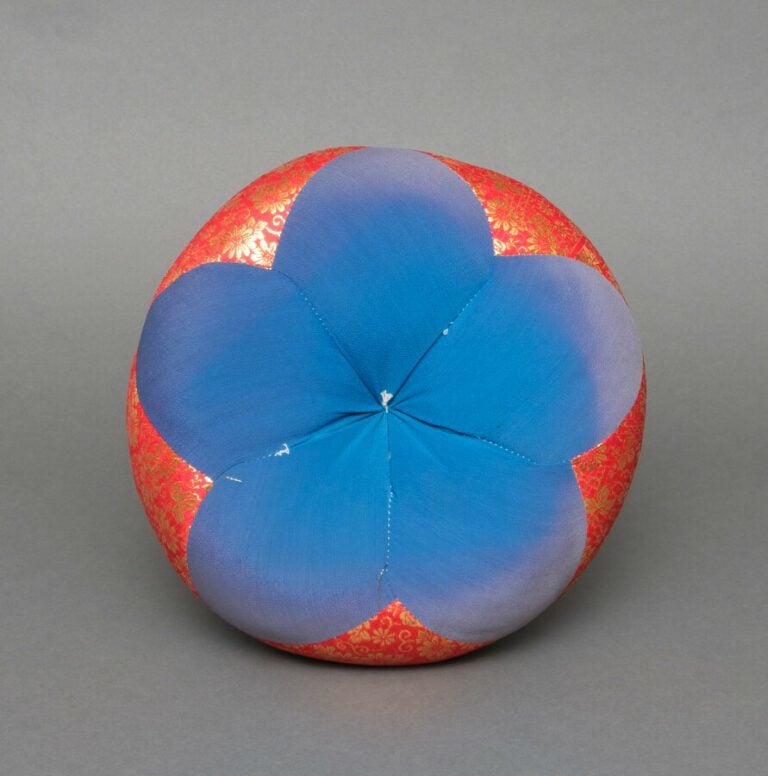 Gong de temple avec son coussin en soie bleue et rouge, et son percuteur laqué…