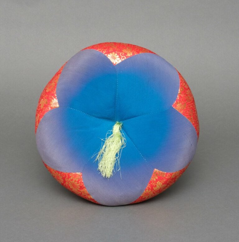 Gong de temple avec son coussin en soie bleue et rouge, et son percuteur laqué…