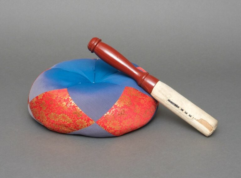 Gong de temple avec son coussin en soie bleue et rouge, et son percuteur laqué…