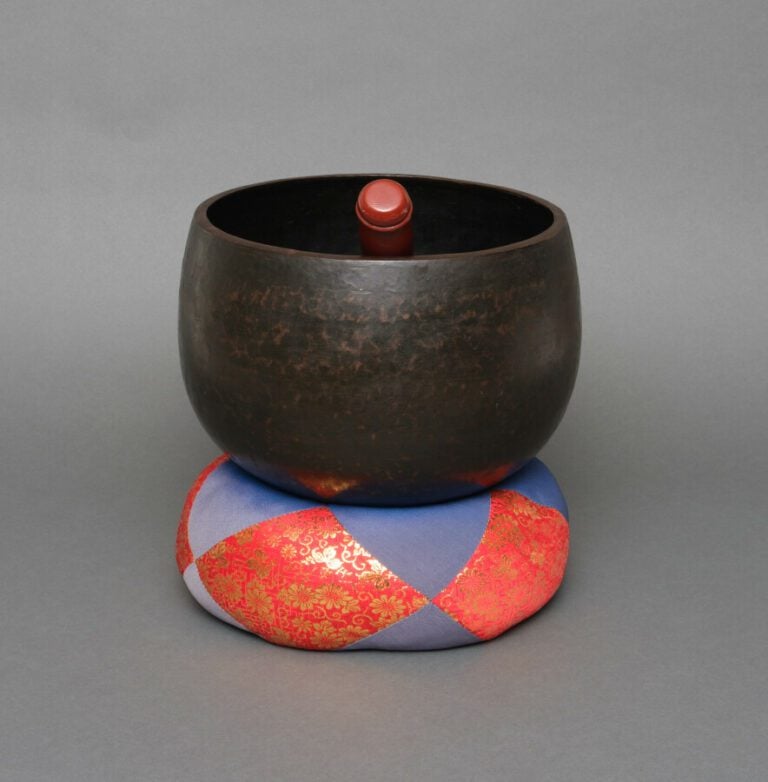 Gong de temple avec son coussin en soie bleue et rouge, et son percuteur laqué…