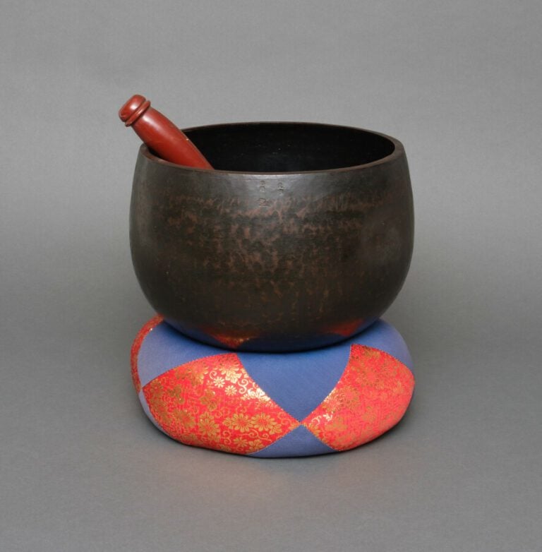 Gong de temple avec son coussin en soie bleue et rouge, et son percuteur laqué…