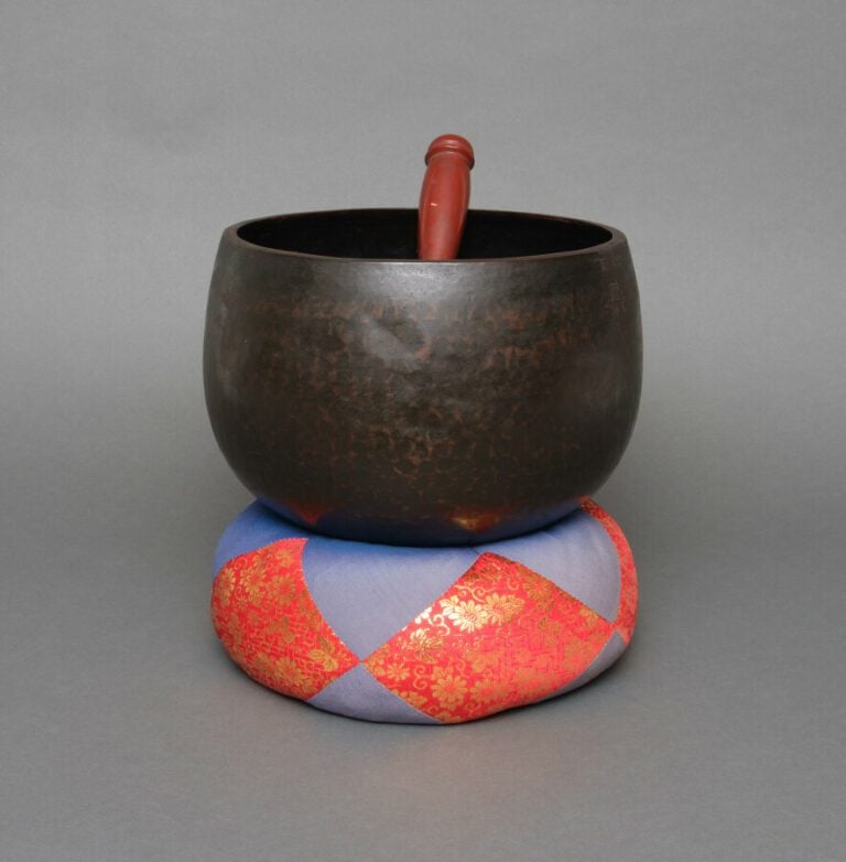 Gong de temple avec son coussin en soie bleue et rouge, et son percuteur laqué…