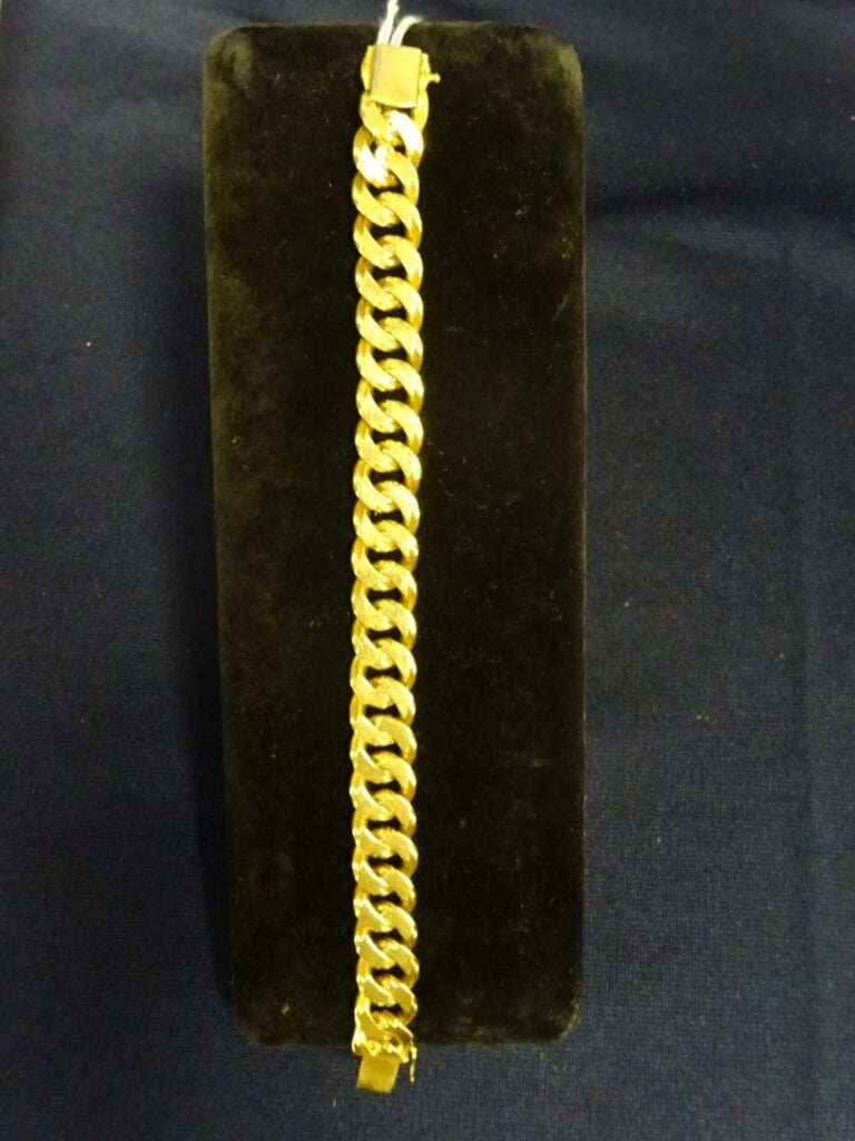 Gourmette en or jaune 750 millièmes (poinçon Rhinocéros). - Poids: 71 g.