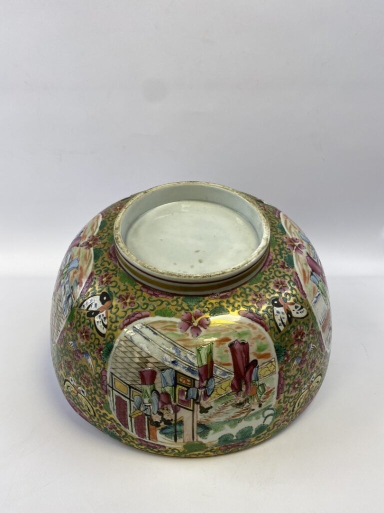 GRAND BOL / BOL A PUNCH EN PORCELAINE, CANTON - Chine - A décor de scènes de pa…
