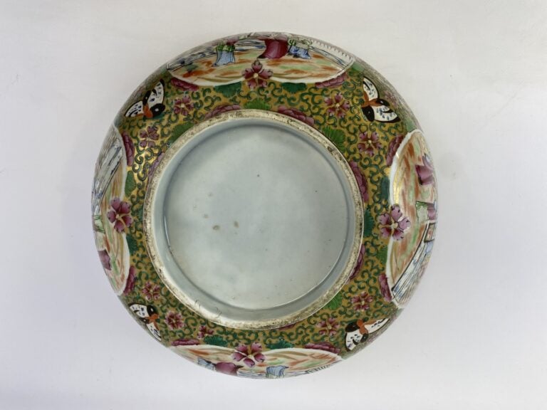 GRAND BOL / BOL A PUNCH EN PORCELAINE, CANTON - Chine - A décor de scènes de pa…