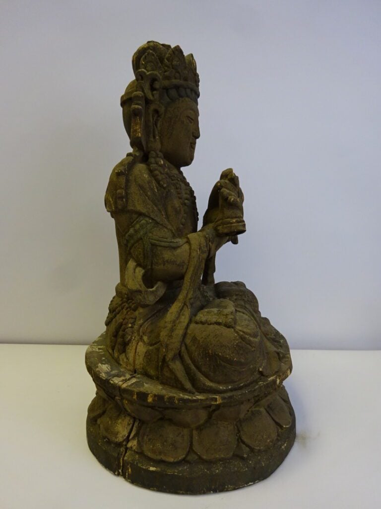 GRAND BOUDDHA EN BOIS - Tibet ? - La divinité est assise en padmasana sur un do…