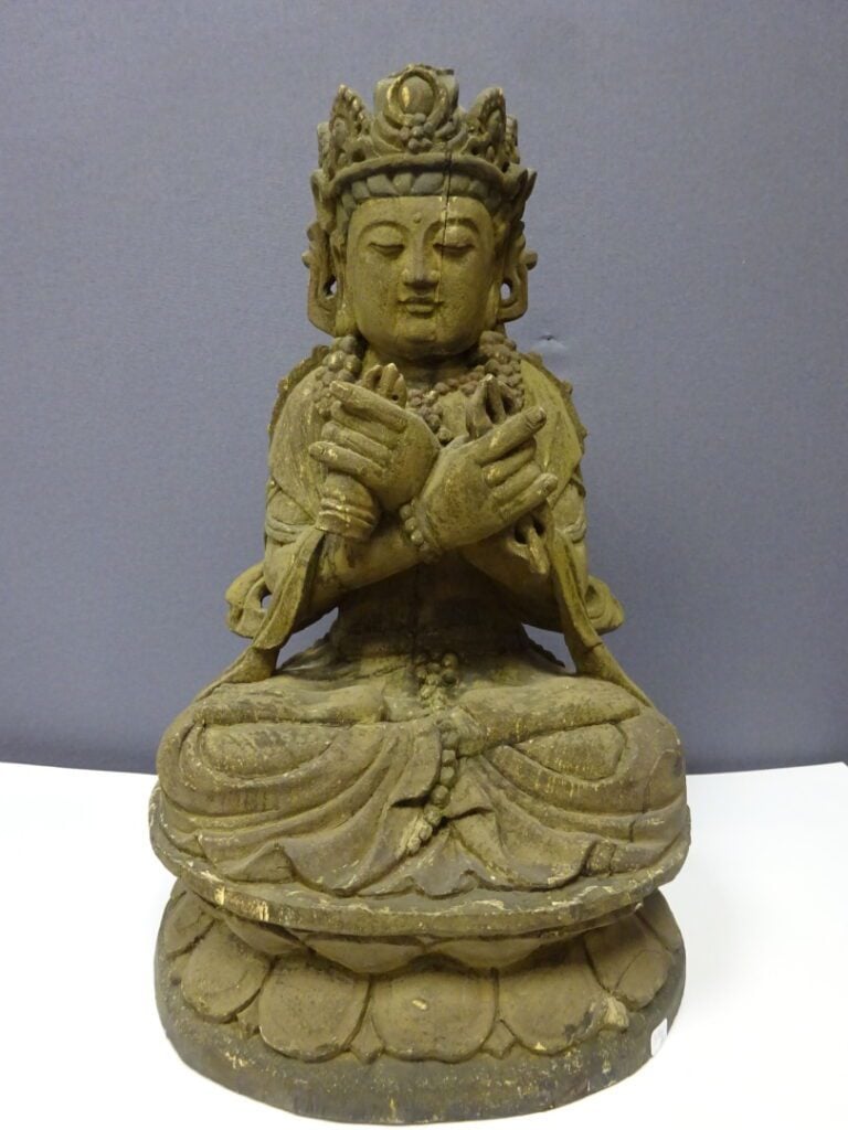 GRAND BOUDDHA EN BOIS - Tibet ? - La divinité est assise en padmasana sur un do…
