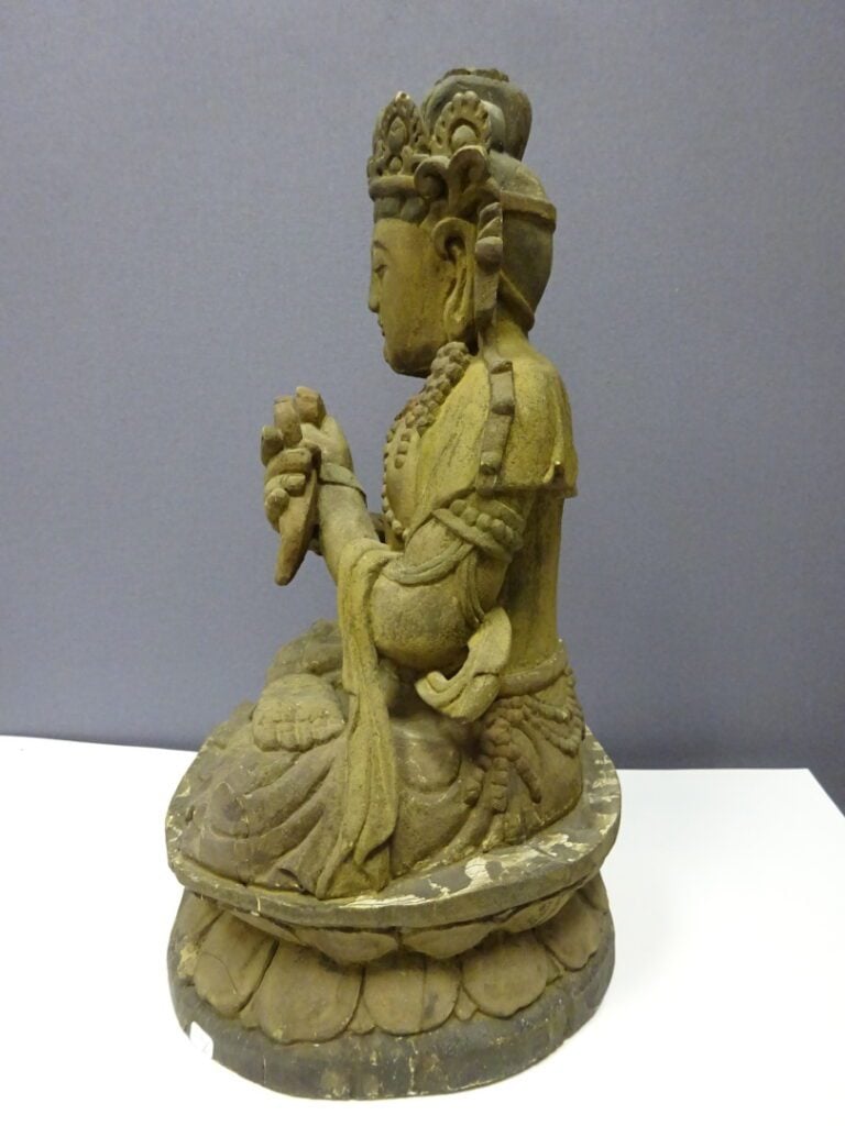 GRAND BOUDDHA EN BOIS - Tibet ? - La divinité est assise en padmasana sur un do…