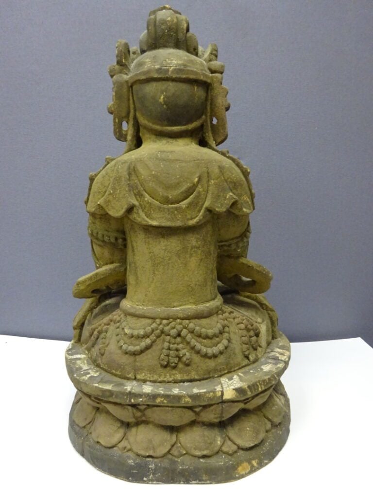 GRAND BOUDDHA EN BOIS - Tibet ? - La divinité est assise en padmasana sur un do…