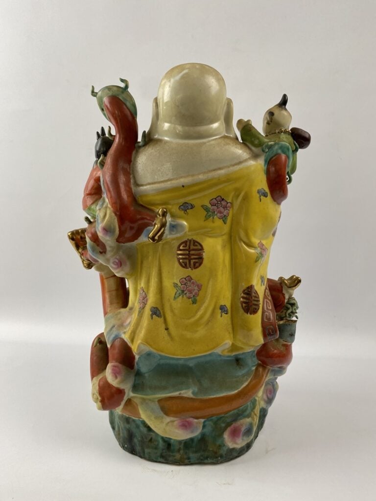 GRAND BOUDDHA EN CERAMIQUE PEINT - Chine, - Grand bouddha se tenant debout ento…