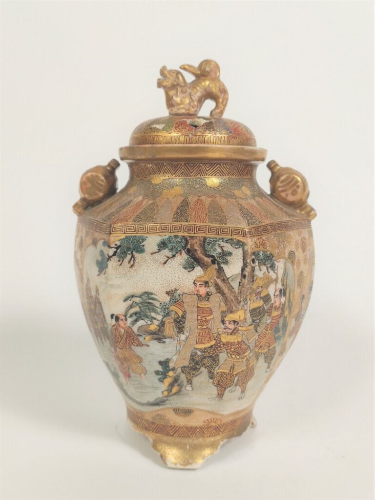 GRAND BRÛLE-PARFUM EN PORCELAINE DE SATSUMA - Japon XIXème - A couvercle orné d…