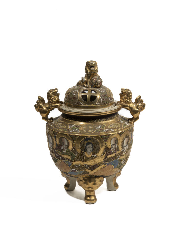 Grand Brûle-parfum Satsuma en céramique, à décor de sages sur fond polychrome .…