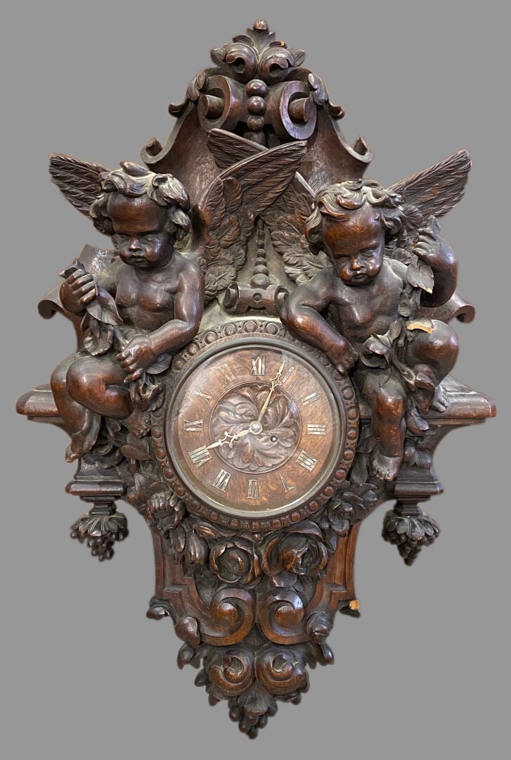 Grand cartel d'applique en bois richement sculpté d'enroulements, cuirs découpé…