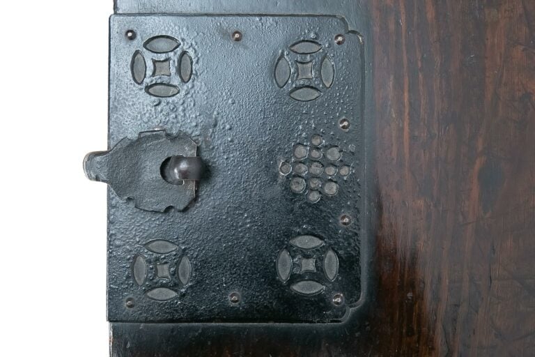 GRAND COFFRE A MONNAIE EN BOIS, DONKWE - Corée, Dynastie Yi / Joséon / Choséon,…