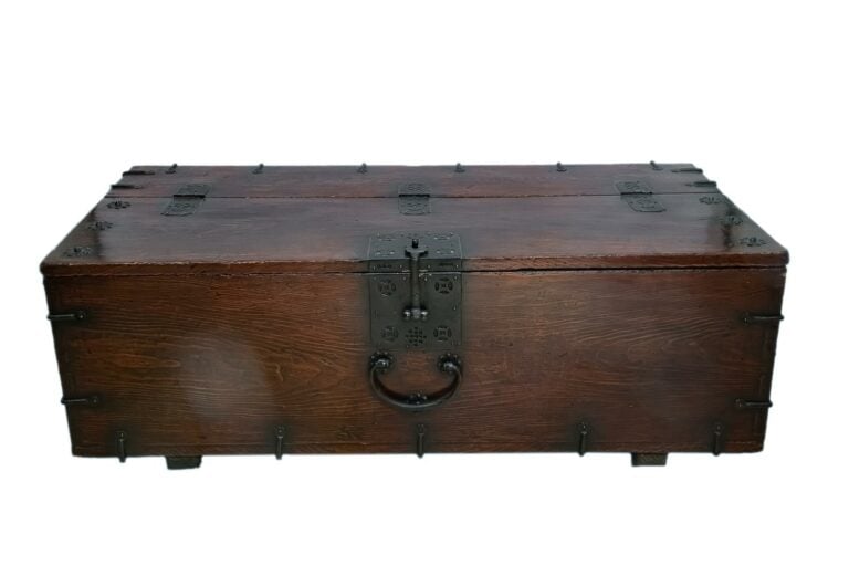 GRAND COFFRE A MONNAIE EN BOIS, DONKWE - Corée, Dynastie Yi / Joséon / Choséon,…