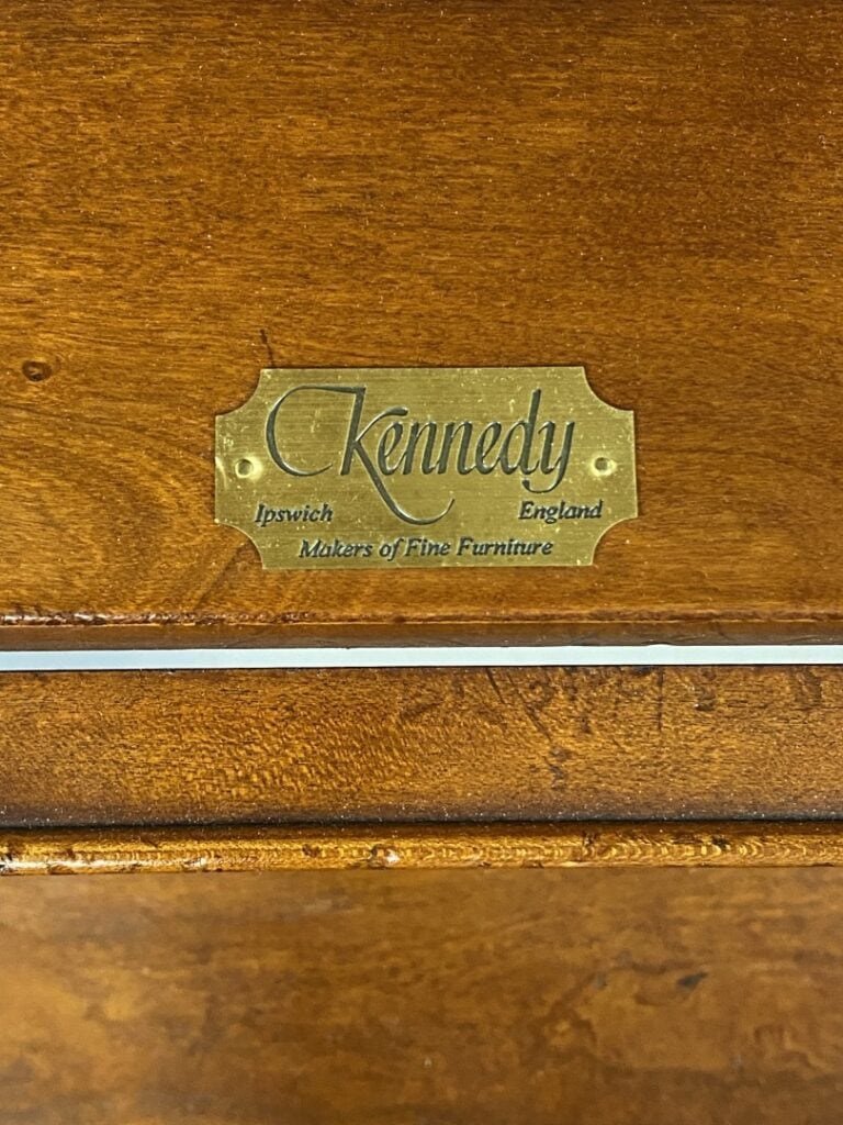 Grand coffre en bois et chanière en métal doré - Plaque en métal doré "KENNEDY,…