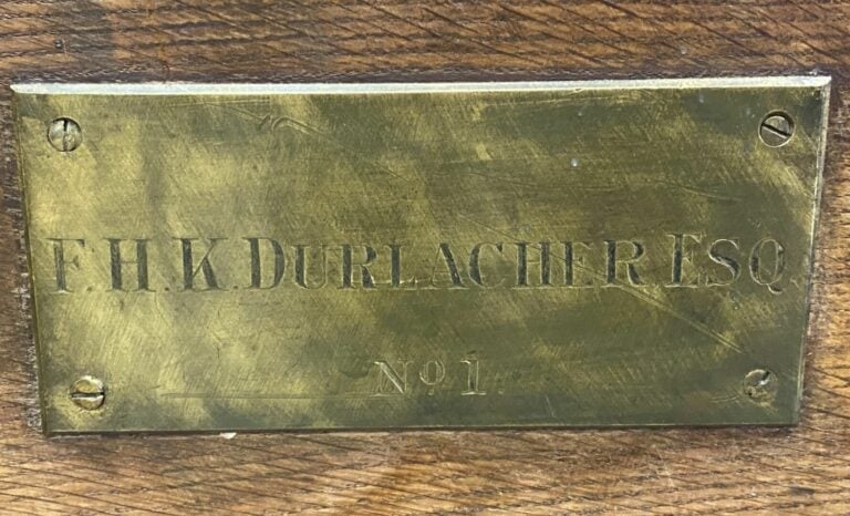 Grand coffre en bois et ferrures en métal. - Porte deux plaques en laiton gravé…