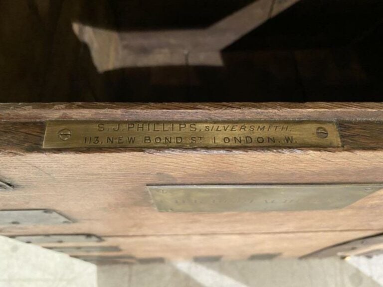 Grand coffre en bois et ferrures en métal. - Porte deux plaques en laiton gravé…