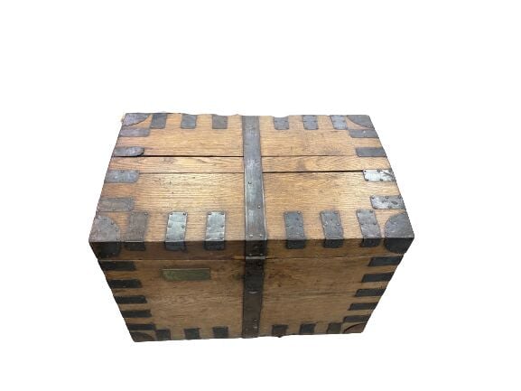 Grand coffre en bois et ferrures en métal. - Porte deux plaques en laiton gravé…