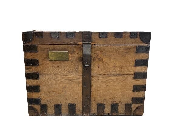 Grand coffre en bois et ferrures en métal. - Porte deux plaques en laiton gravé…